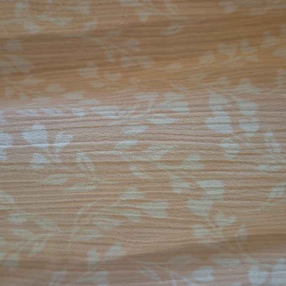 Laura Conrad Elastic Neckline And Cuff  Light Peach And Cream Floral Pattern. - Picture 5 of 7